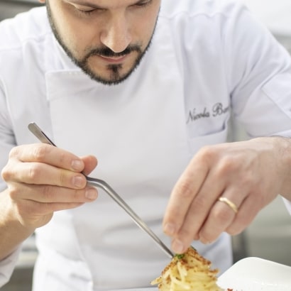 Chef Nicola Bandi in cucina all'Osteria Il Moro Trapani