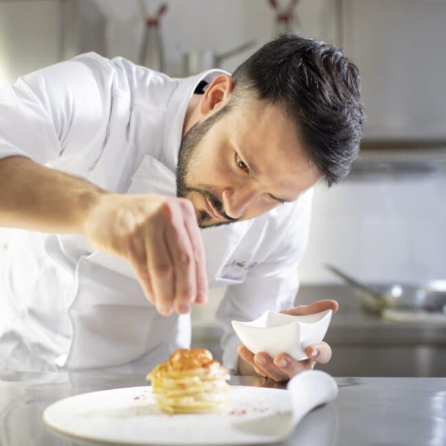 Chef Nicola Bandi al lavoro all'Osteria Il Moro Trapani